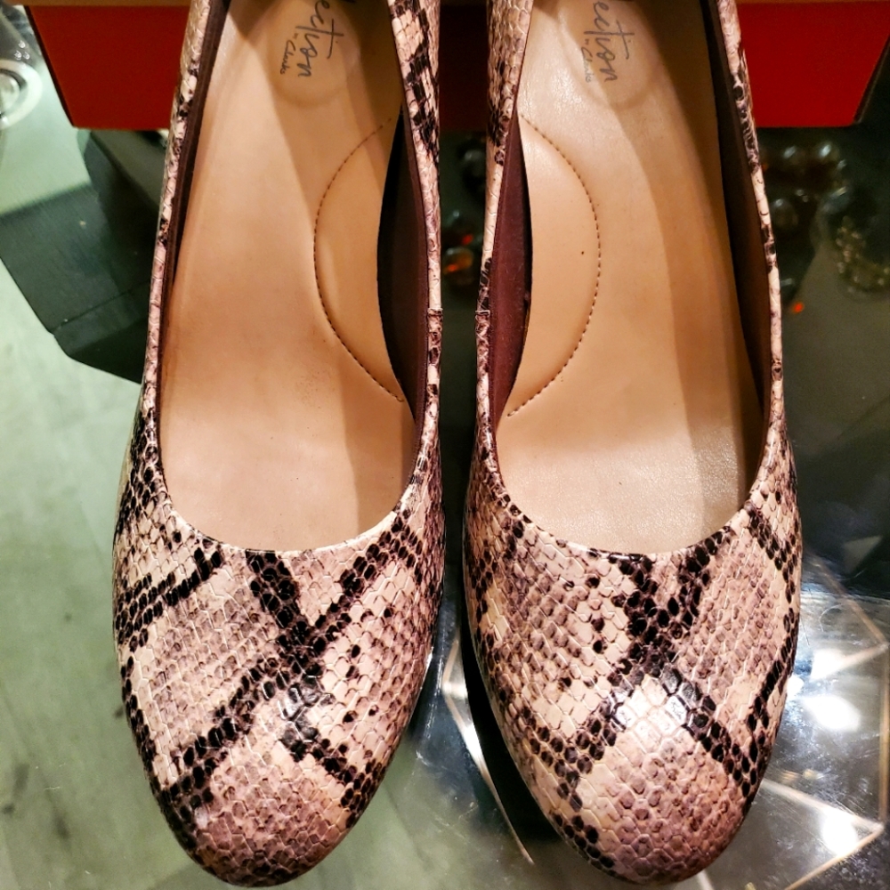 Clarks size 10 leather snake print pumps